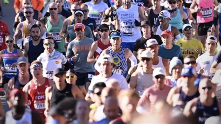 Do runners pee in a marathon?