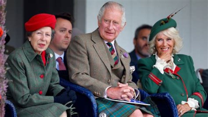 Does Princess Anne have to curtsy to Camilla?