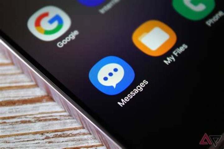 How long are messages kept on Messenger?