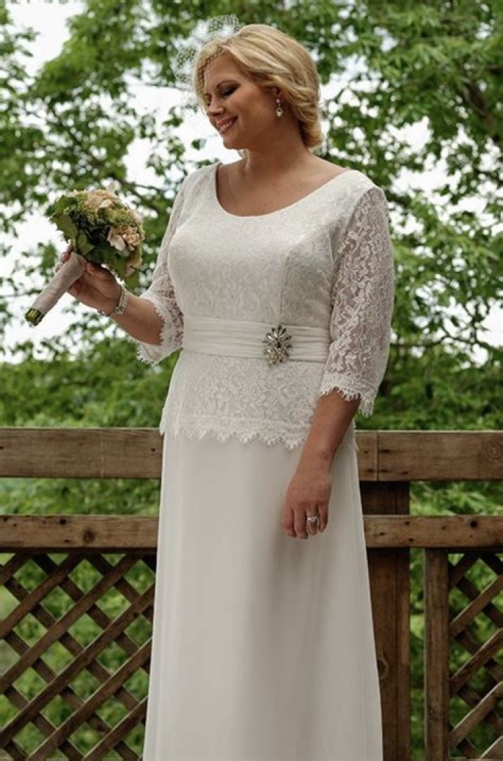 Should the brides mother wear white?