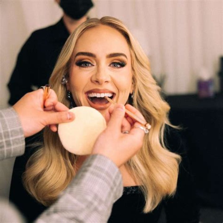 What brand of makeup does Adele wear?