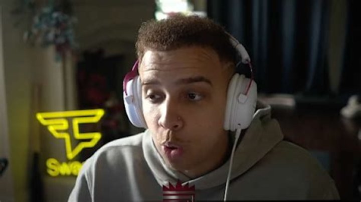 What gun does Swagg use?